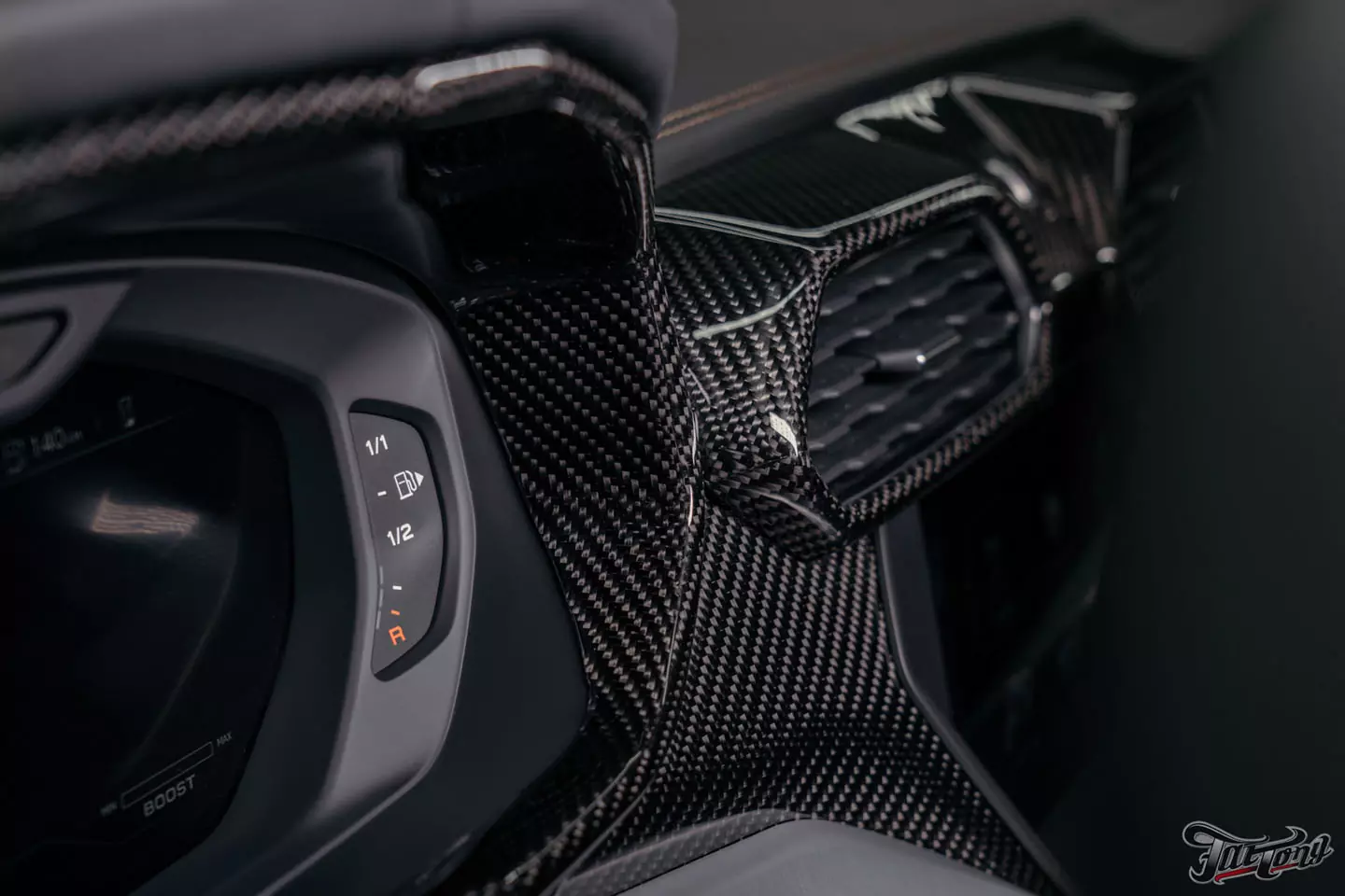 Ламинация элементов салона карбоном в шикарном Lamborghini Urus